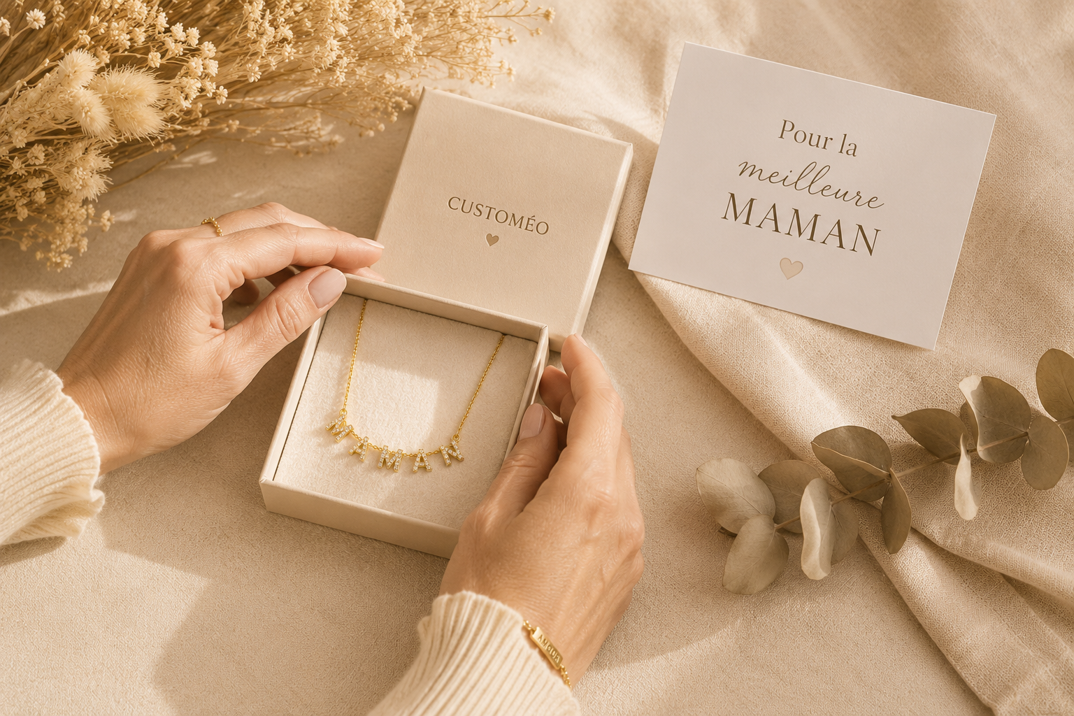 Collier Maman personnalisé présenté dans un coffret cadeau beige pour la fête des mères