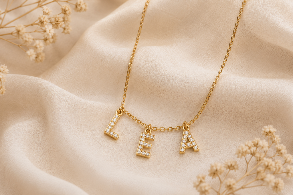 Collier prénom LEA en lettres dorées serties de strass sur chaîne fine – bijou personnalisé Customéo Jewelry