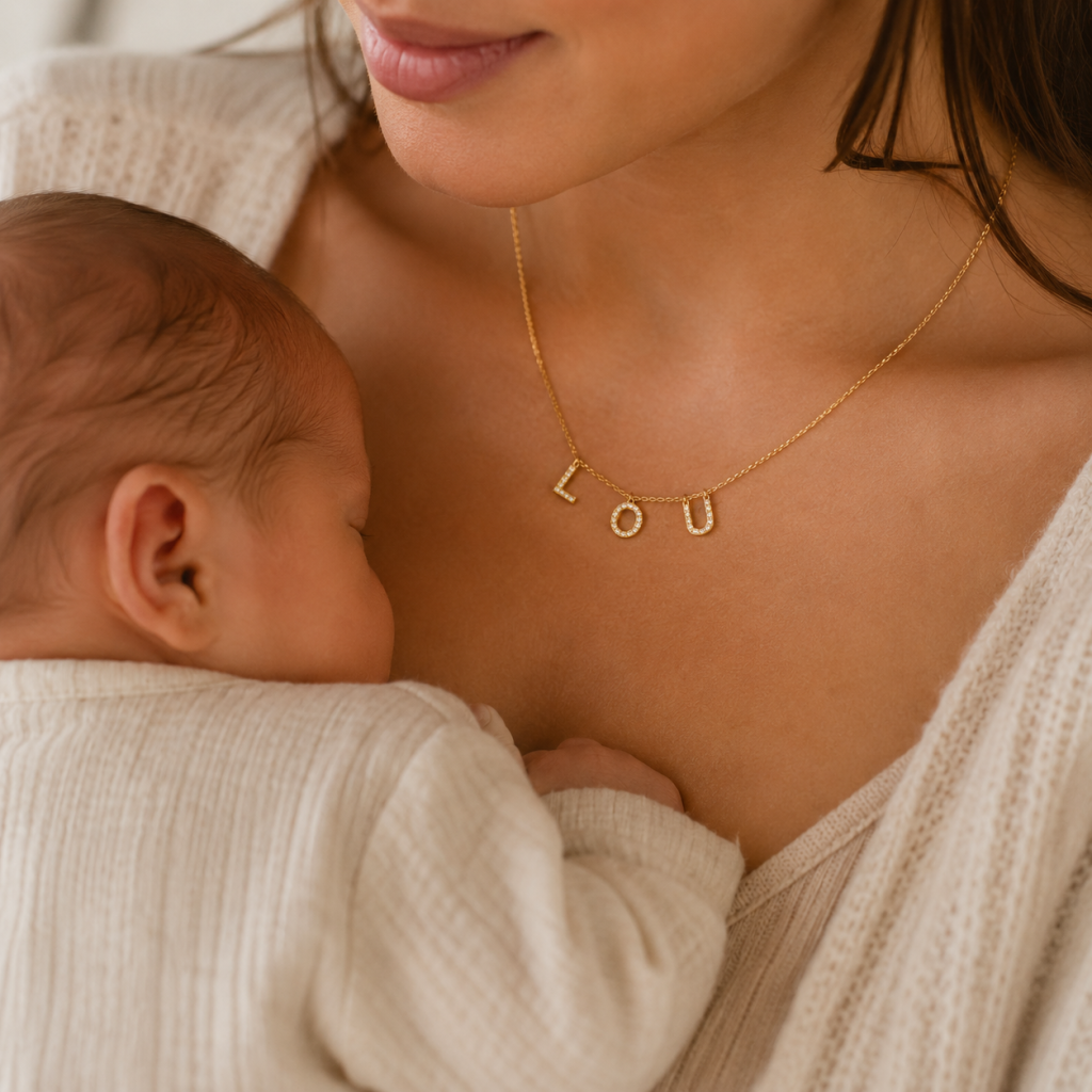 Femme portant un collier personnalisé souvenir de naissance
