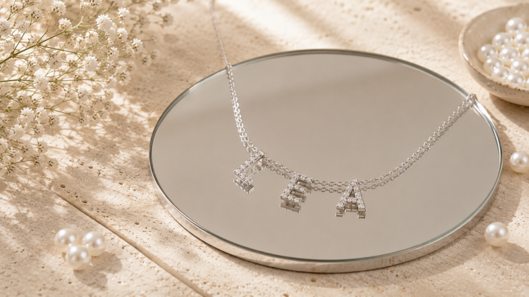 Collier prénom personnalisé en argent avec le prénom Marie et lettres ornées de strass