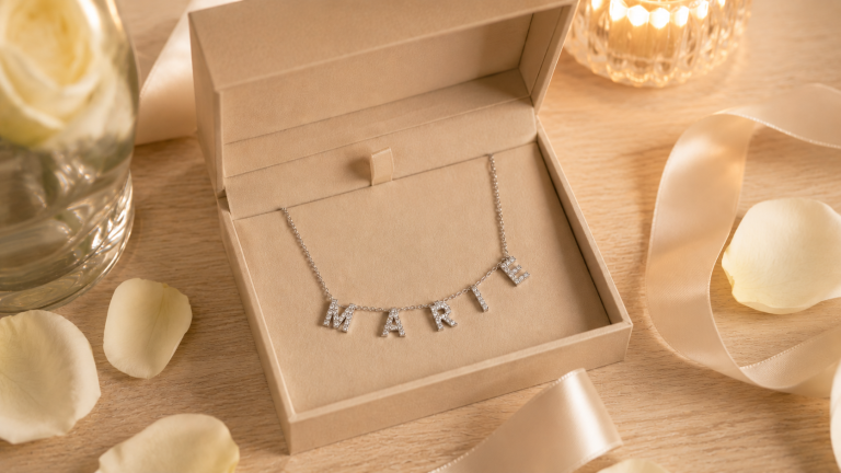 Collier prénom argenté personnalisé avec le prénom Marie présenté dans un coffret cadeau élégant